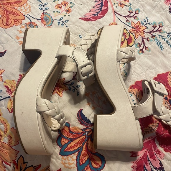 Platform Ivory heels with braided straps size 7 - Picture 8 of 9